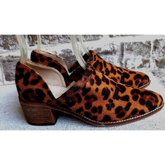 A Rider Girl Shoes - A Rider Girl Cheeta Ankle Boots Size 6 Slip On Ankle V Cut Stacked Leath…